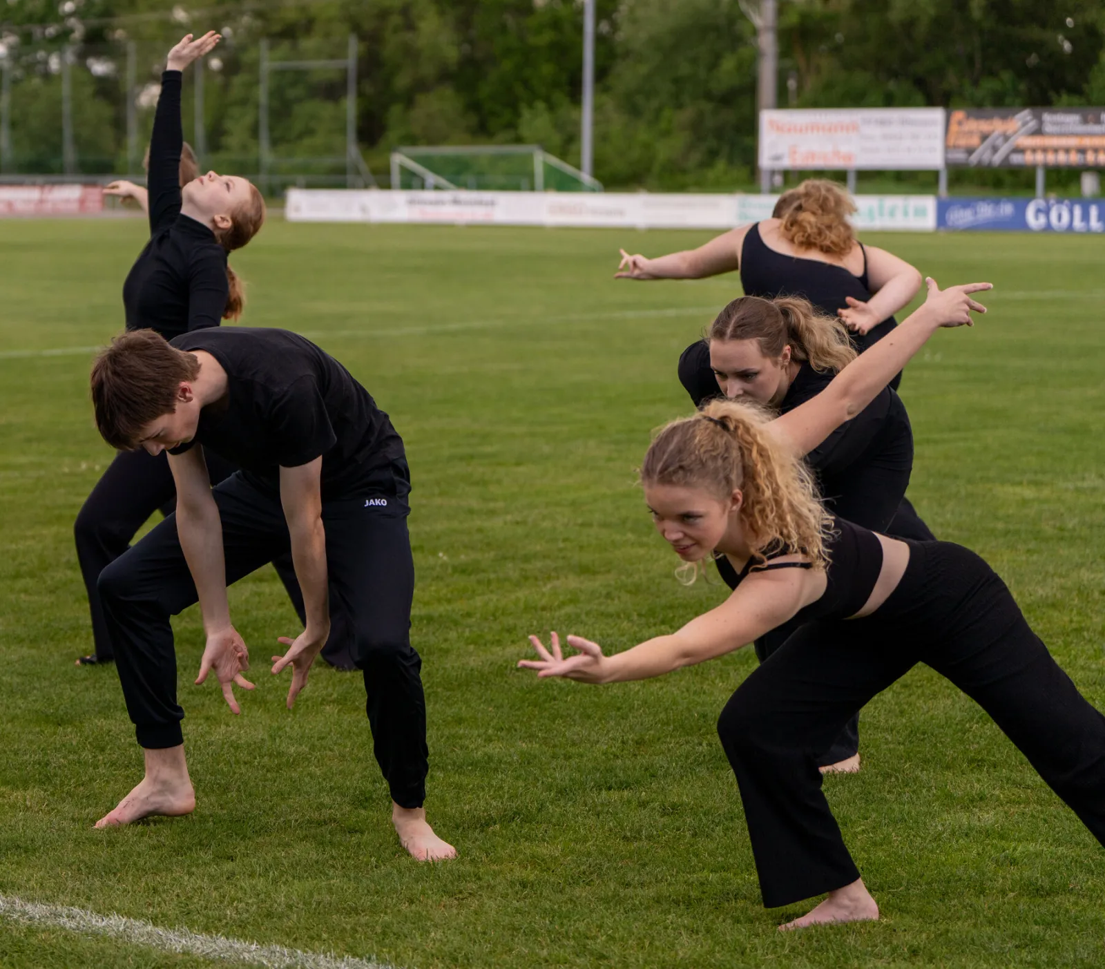 Modern-Gruppe in Bewegung