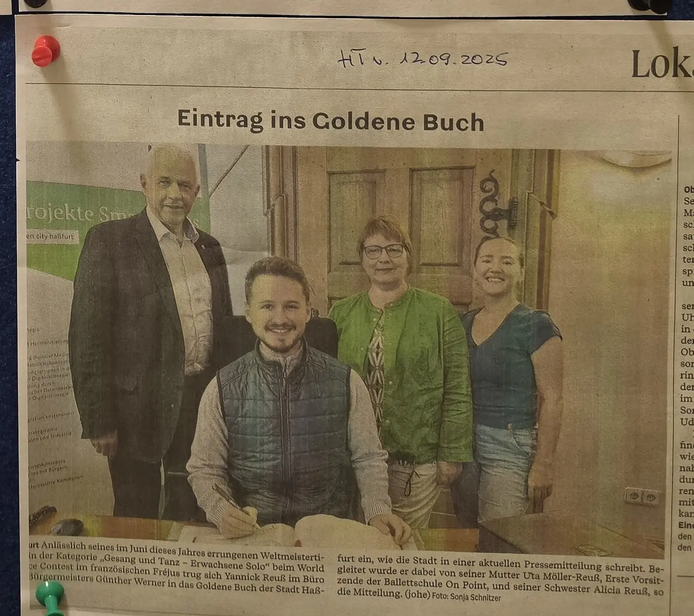 Yannick Reuß trägt sich mit Bürgermeister Günther Werner, Uta Möller-Reuß und Alicia Reuß ins Goldene Buch der Stadt Haßfurt ein