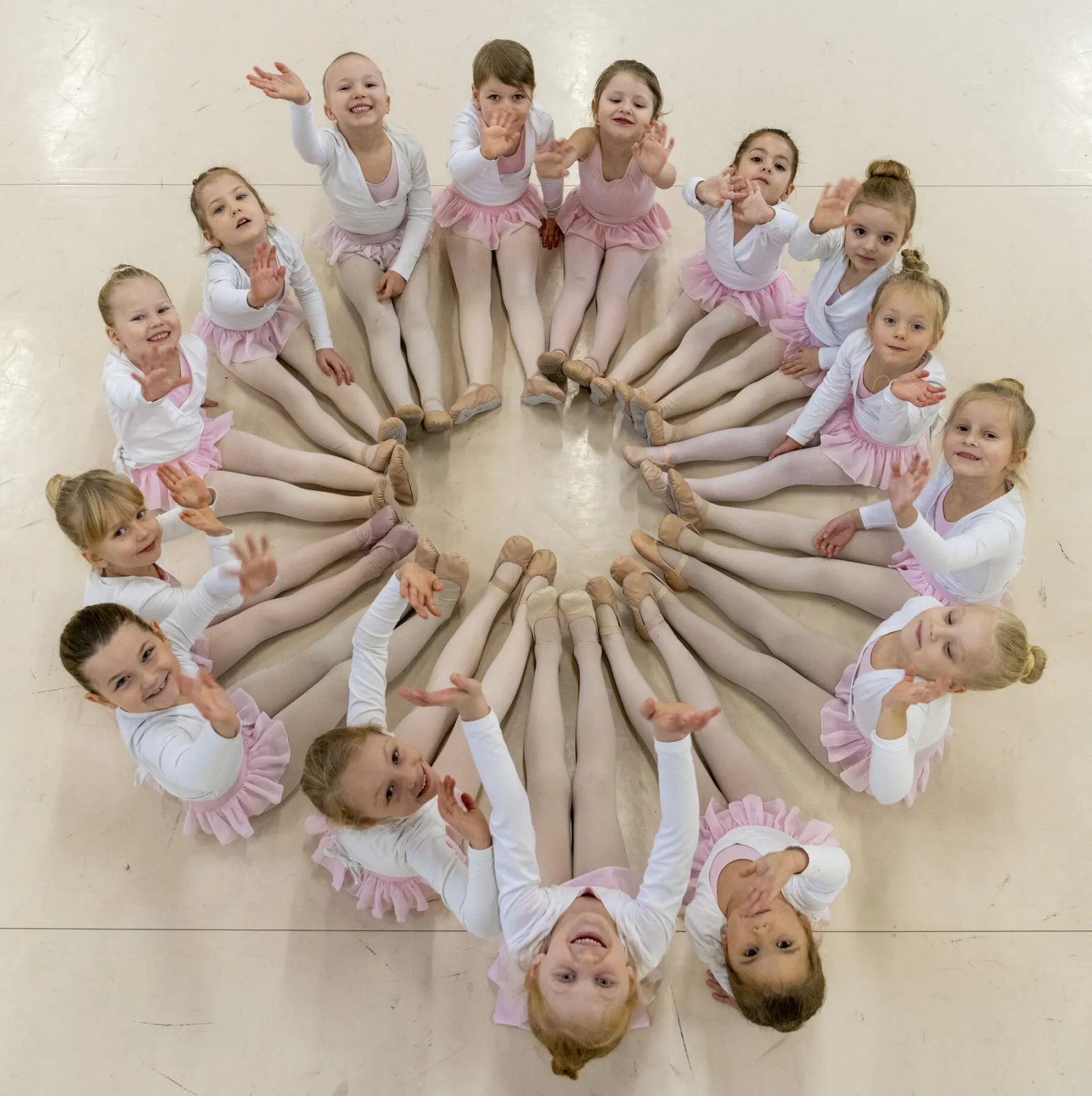 Kinderballett: Mädchen im Kreis von oben fotografiert