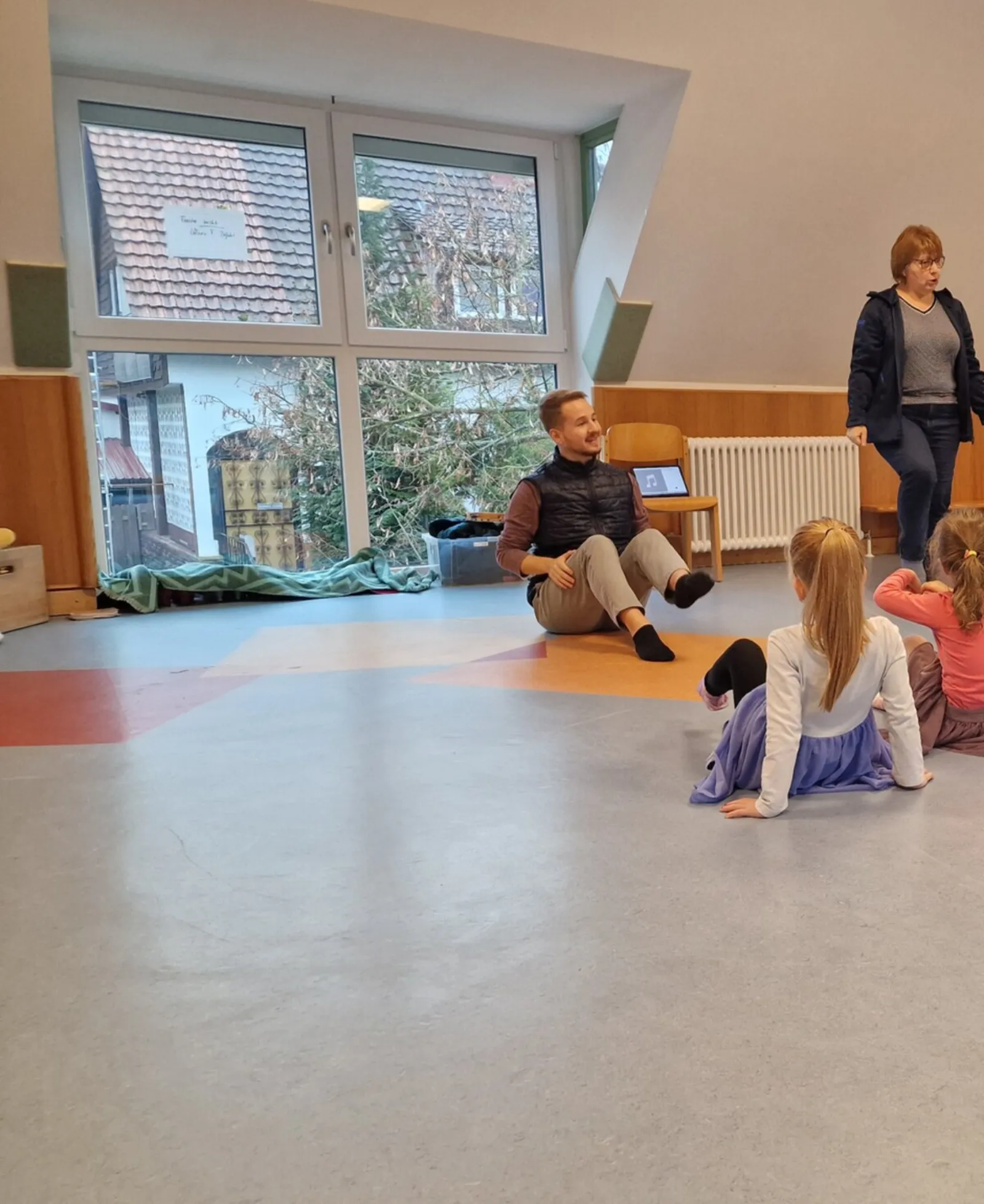 Uta Möller-Reuß und Yannick Reuß leiten eine Tanzstunde in einem Kindergarten