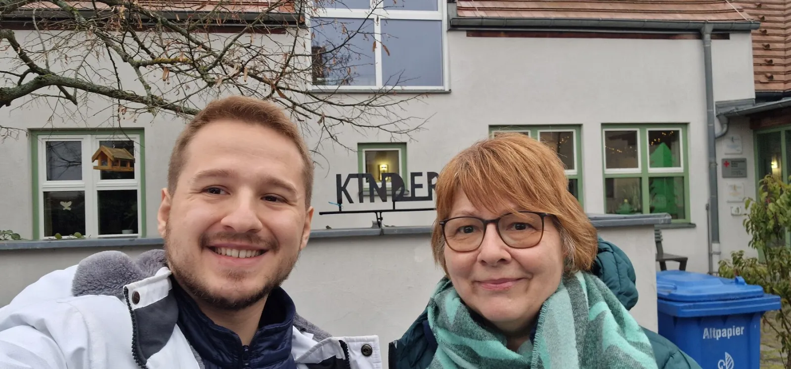 Yannick Reuß und Uta Möller-Reuß vor einem Kindergarten
